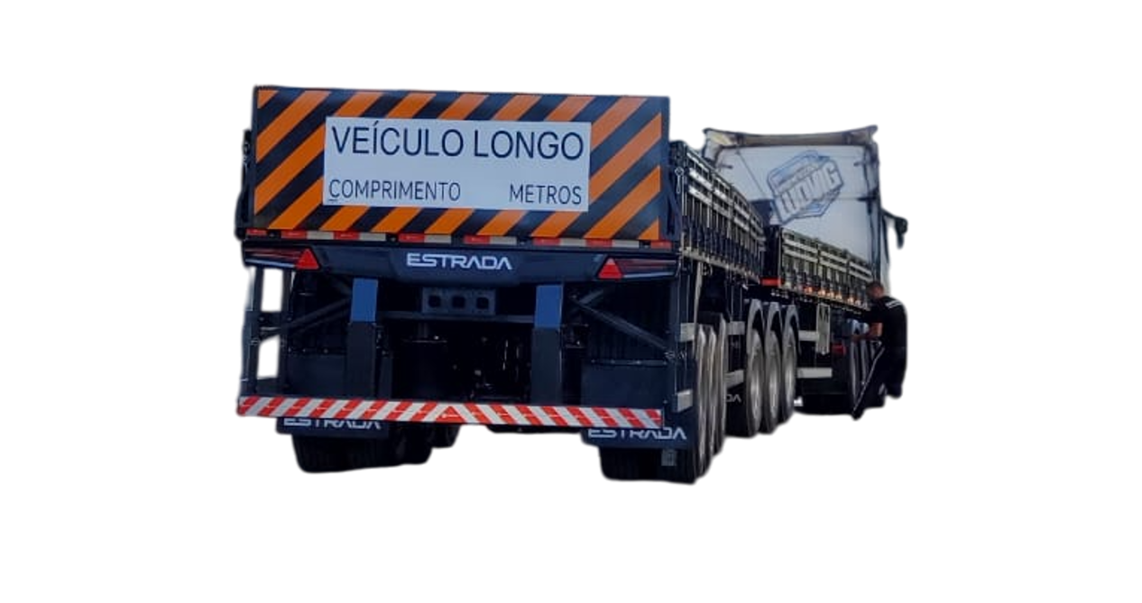 Bitrem Bobineiro Estrada Implementos visto pela traseira, veículo longo com múltiplos eixos reforçados, projetado para transporte rodoviário de bobinas de aço com segurança, eficiência e robustez.